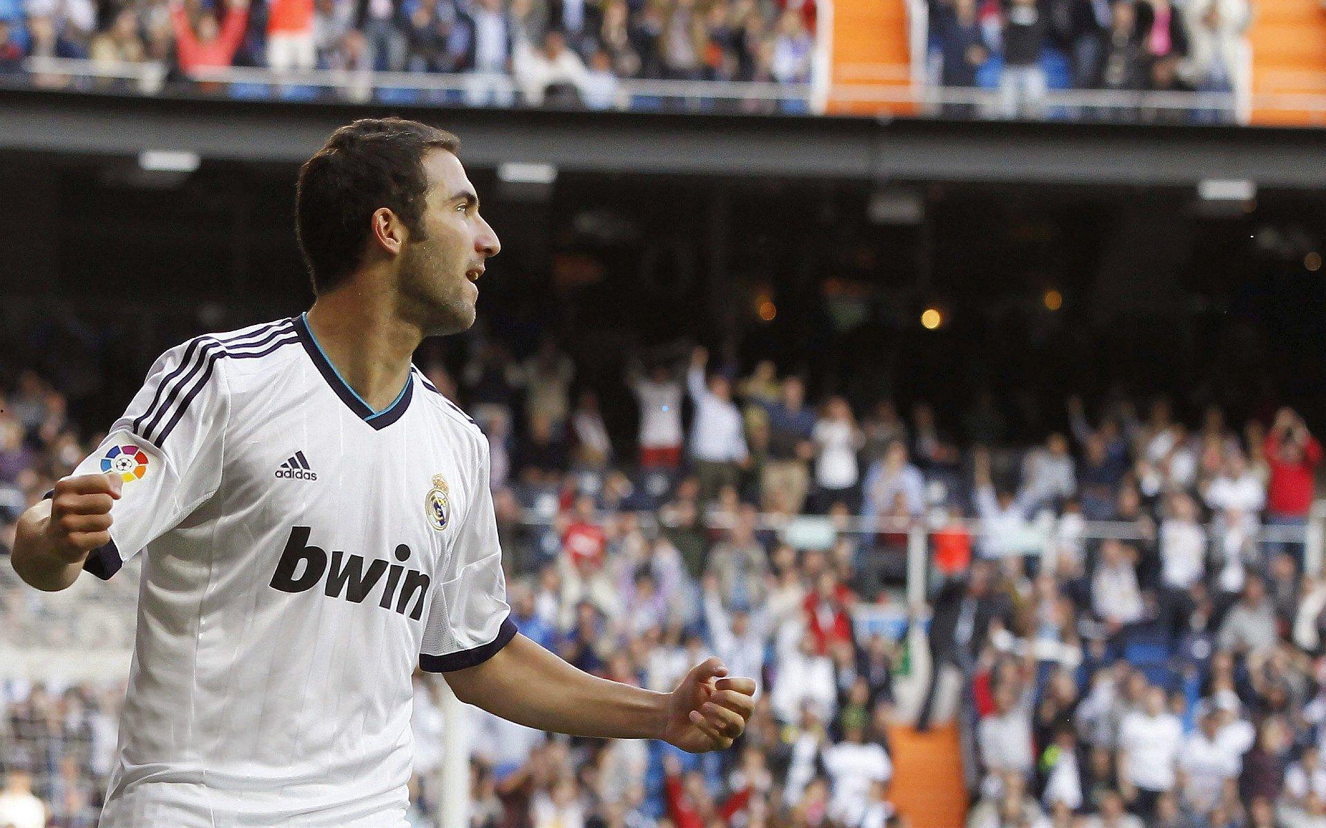 米兰与阿贾克斯就荷兰新星翁斯泰因转会陷入拉锯战，潜力闪耀下的挑战与球迷期待